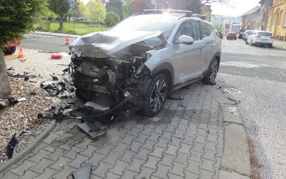 Mladík bez papírů zavinil dopravní nehodu, škoda je půl milionu korun. Druhý nabouraný řidič skončil v nemocnici