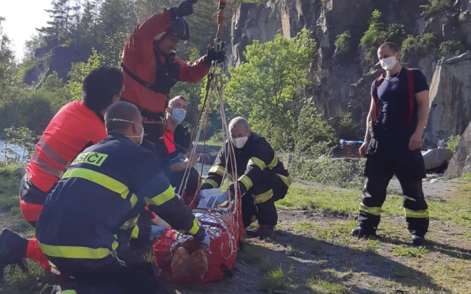VIDEO: Vrtulník z Hradce Králové letěl pro třináctiletou dívku. Ta se zřítila do lomu