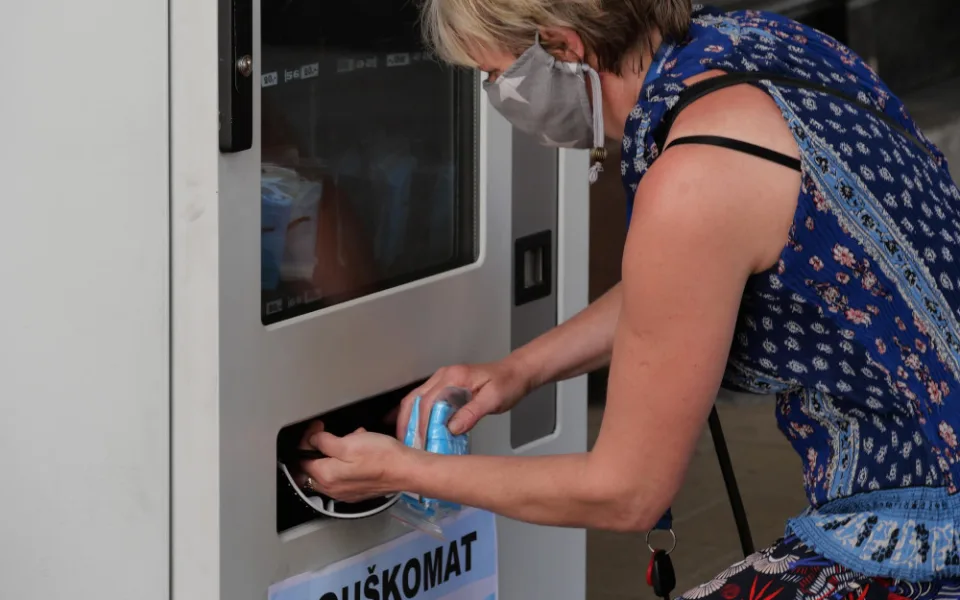 Náchodský rouškomat má před sebou poslední den fungování. Zítra ho vedení města zruší