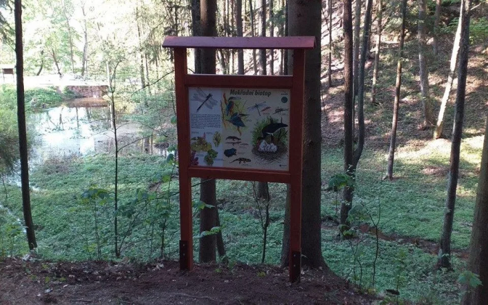 Na naučné stezce lesoparku Montace v Náchodě