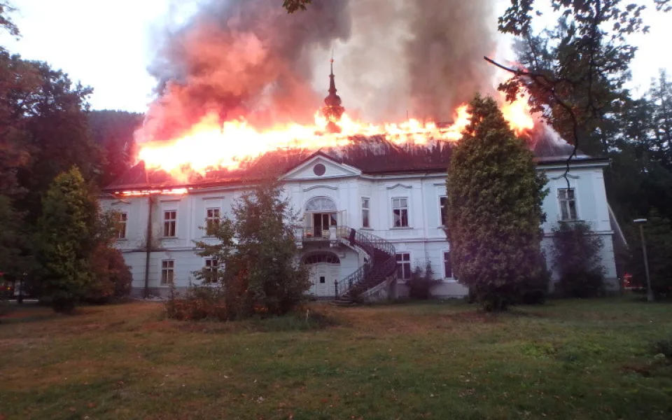 Požár zámku v Horním Maršově na Trutnovsku