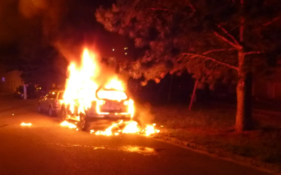 Hořící auto ve Škroupově ulici v Hradci Králové
