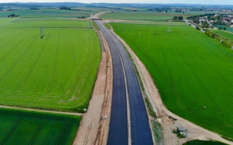 VIDEO: Takhle vypadá stavba D11 u Hradce Králové z výšky. Na některých místech ž se pokládá asfalt