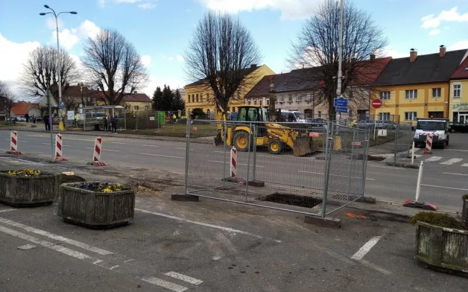 První etapa opravy náměstí v České Skalici skončí na podzim, Husova náměstí, práce, dělníci