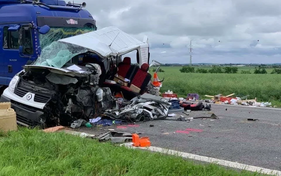FOTO: Dopravní nehoda dvou kamionů a dodávky zastavila dopravu na trase z Hradce Králové na Jičín