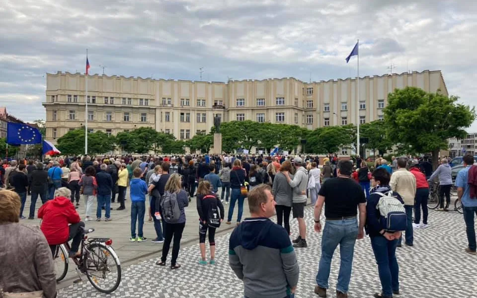 V Hradci Králové dorazilo na protest proti Babišovi vládě několik stovek lidí