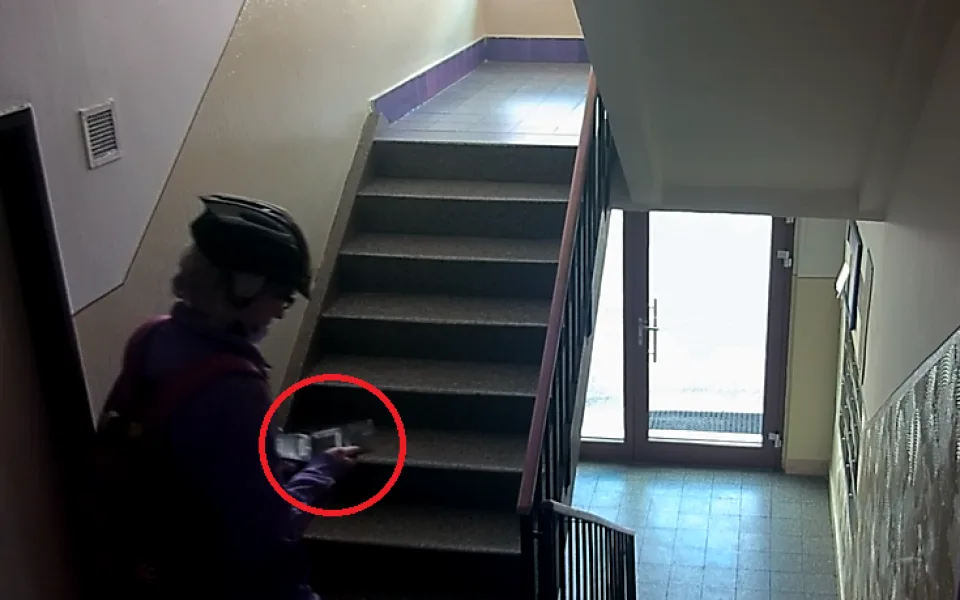 Zloděj v akci při krádeži v domově pro seniory
