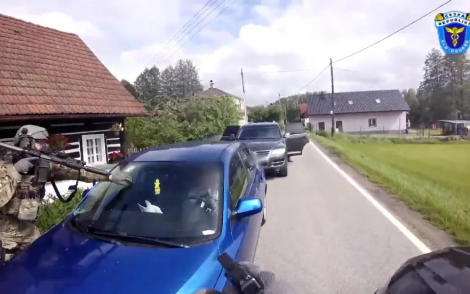 VIDEO: Zásahovka vytáhla dealerku drog přímo z auta. Policie jí sledovala čtyři měsíce