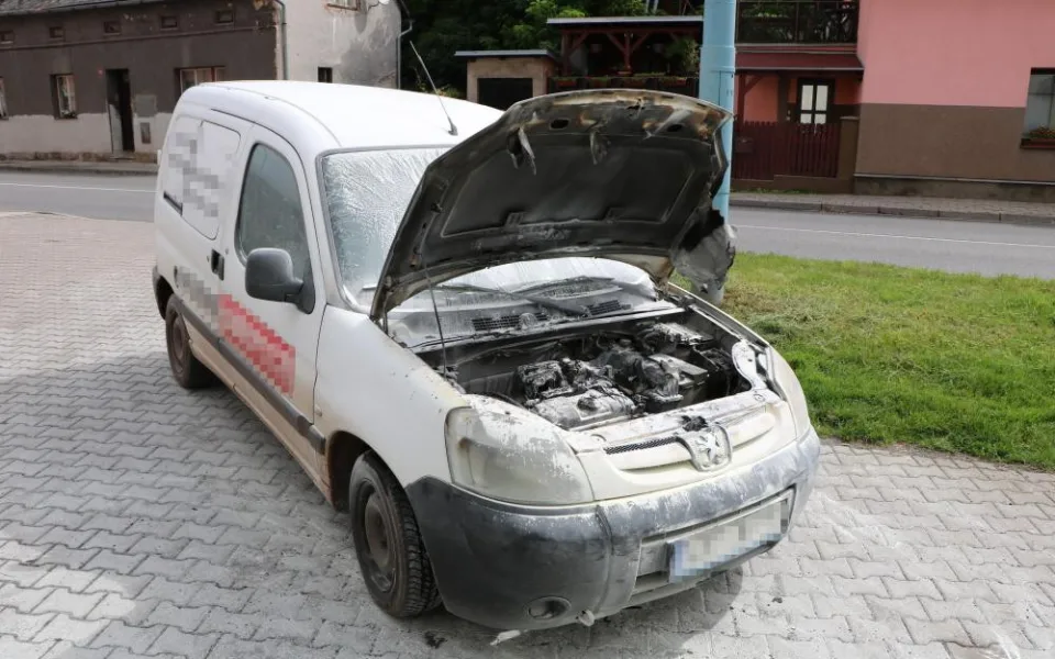 Včerejší požár dodávky v Úpici