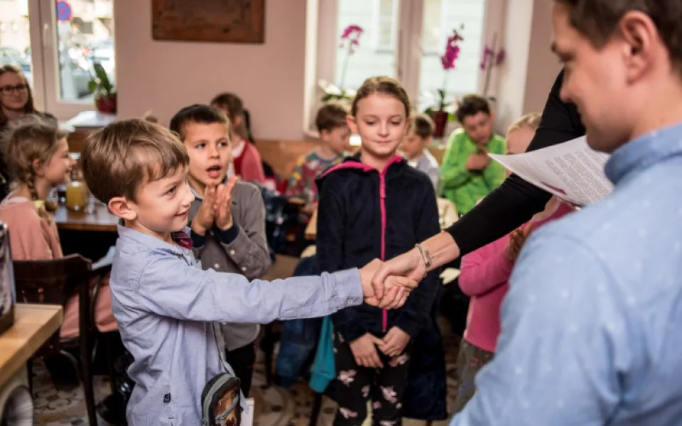 Pro vysvědčení si budou moci dojít všichni žáci najednou