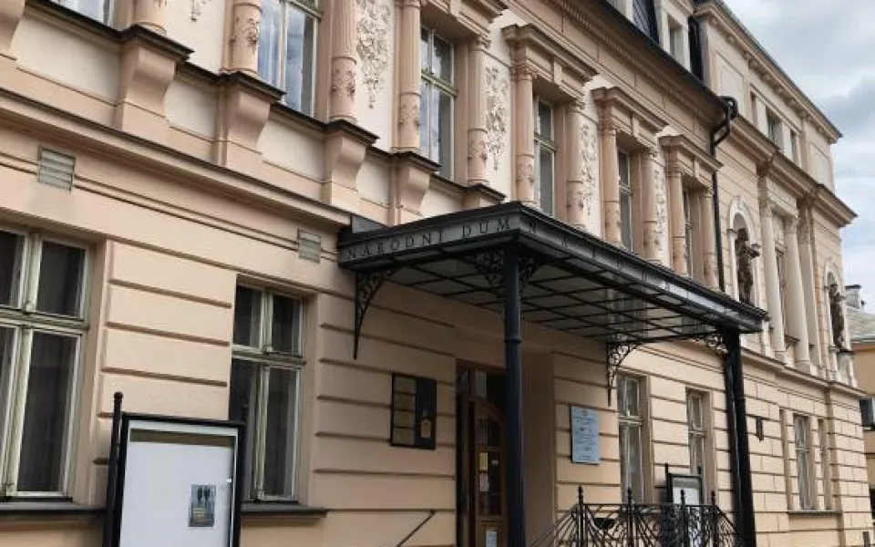Po letech se dočkal. Národní dům v Trutnově dostane nová okna
