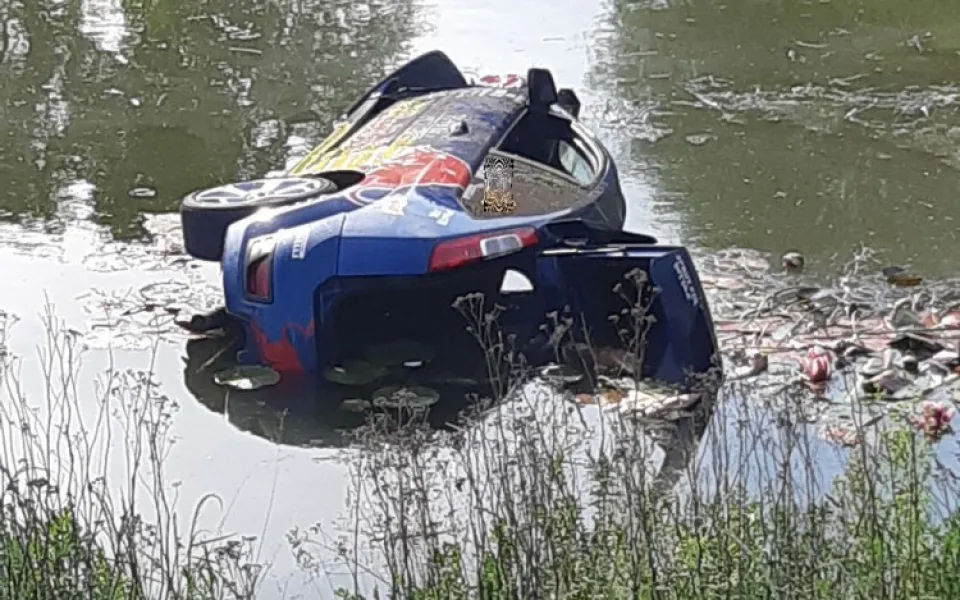 Zkušební jízda závodního vozu skončila v požární nádrži. Policie zjišťuje, zda byl závod legální