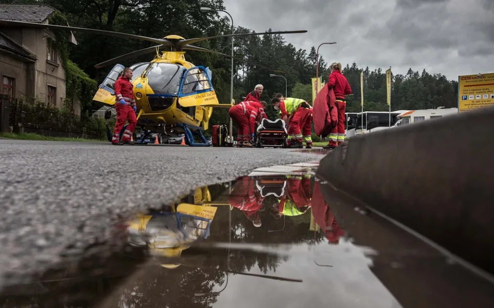 Střet autobusu a dodávky v Náchodě
