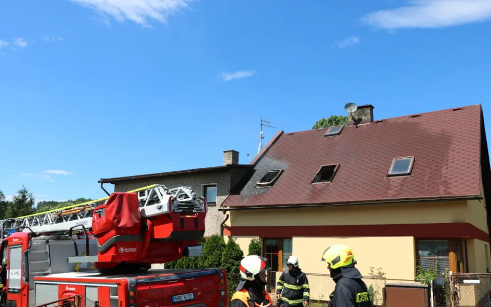 Požár rodinného domu ve Velkých Svatoňovicích