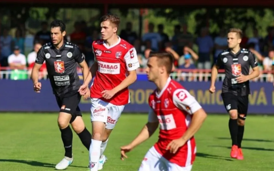 Východočeské derby mezi FK Pardubice a FC Hradec Králové, které skončilo bez branek