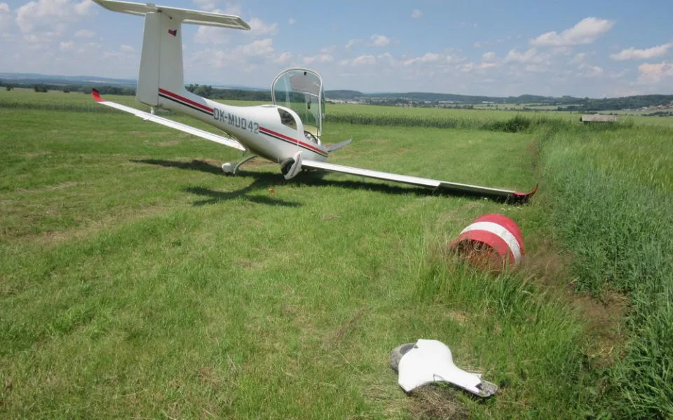 Pilot nezvládl přistávací manévr. Utrhl podvozek a zabořil letadlo do přistávací dráhy.