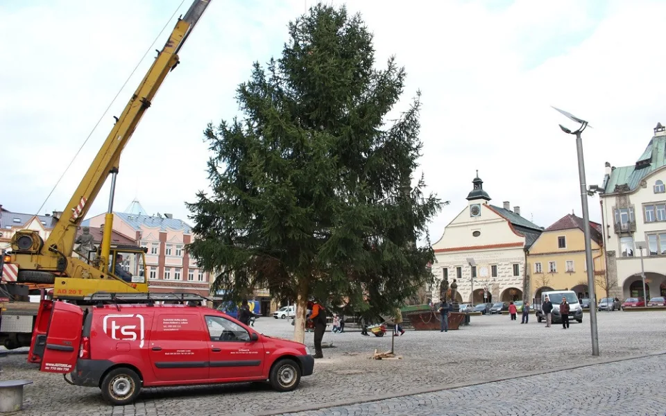 Instalace vánočního stromu na náměstí T.G.Masaryka v loňském roce