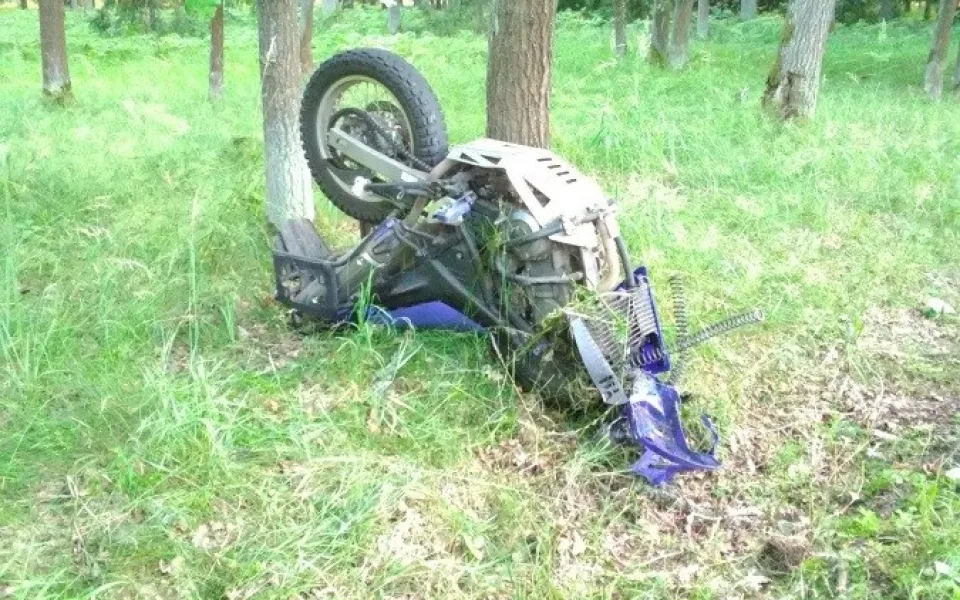 Při tragické nehodě na Rychnovsku zemřel motorkář. Nezvládl zatáčku a narazil do stromu