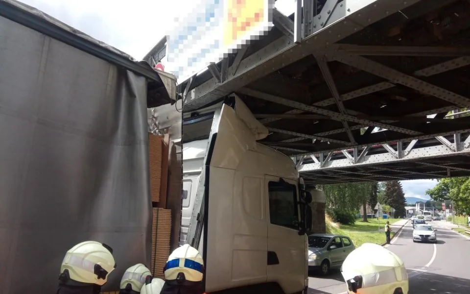 Zaklíněný kamion pod viaduktem v Trutnově