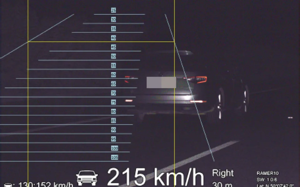 Další rekordman na D11. Po dálnici se řítil rychlostí 215km/h.