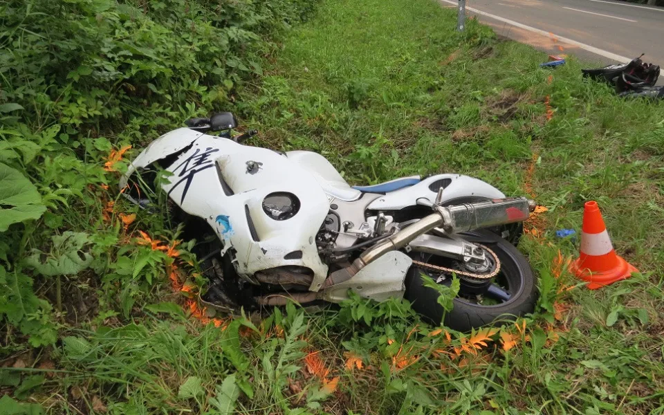 Opylí motorkář předjížděl v zatáčce autobus. Srazil se s protijedoucím autem.