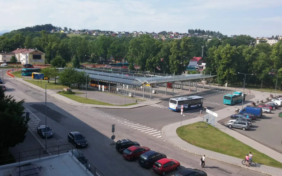malé parkoviště u autobusového nádraží v Trutnově