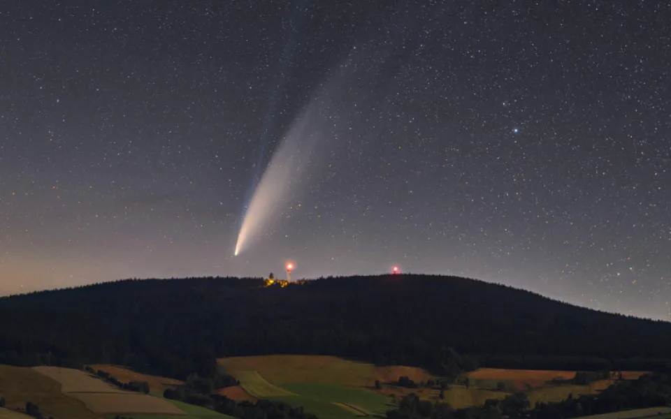 Snímek komety Neowise nad Orlickými horami vybrala NASA jako snímek dne. Kometa začne brzo slábnout.