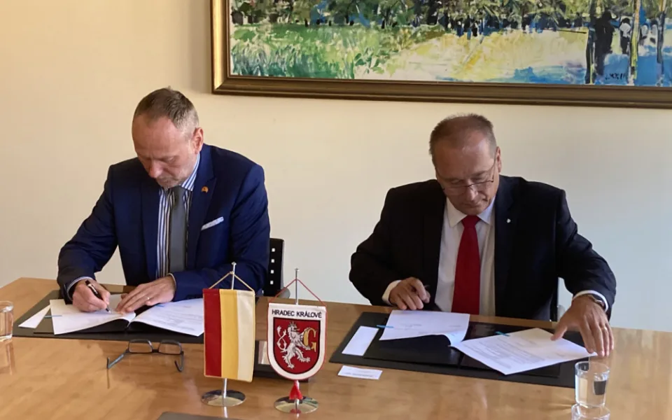 Hradec Králové podepsal smlouvu se správcem stavby na vybudování nového fotbalového stadionu.