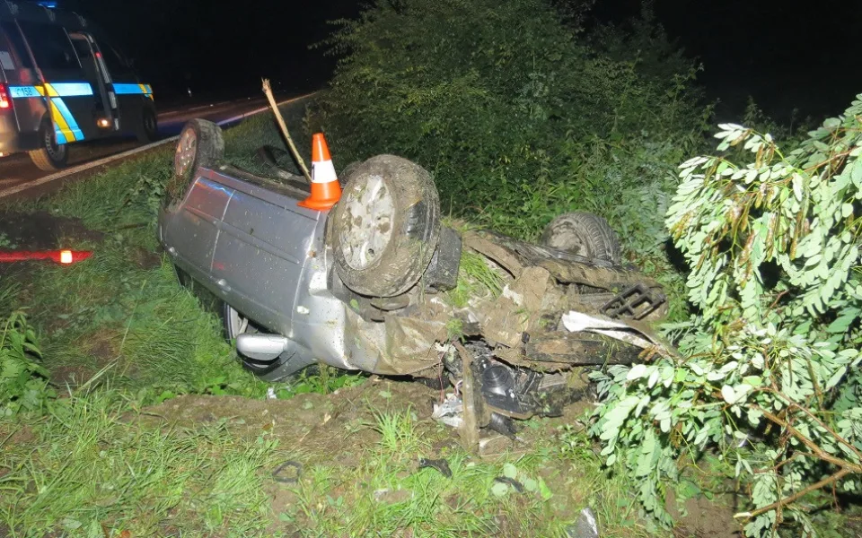 Opilý cizinec převrátil auto na střechu. Jeho spolujezdkyně skončila v nemocnici