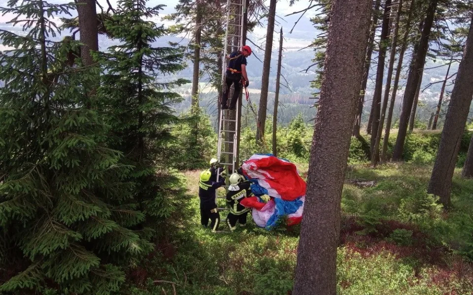Paraglidista zůstal viset na stromě. Dolů ho sundali hasiči