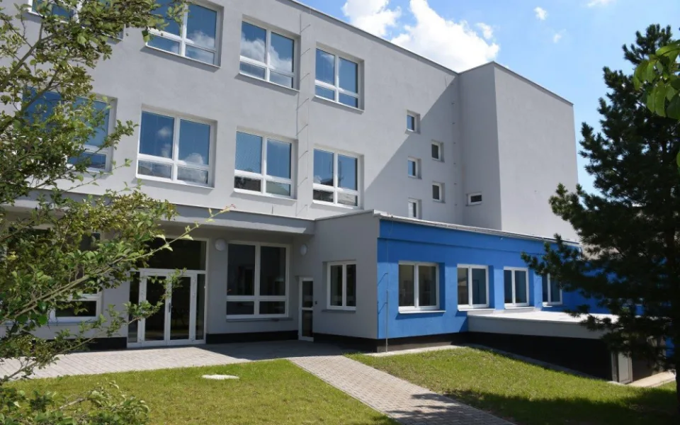 Hlavní Budova rychnovské průmyslovky dostala novou fasádu. Zateplení stálo 15 milionu korun