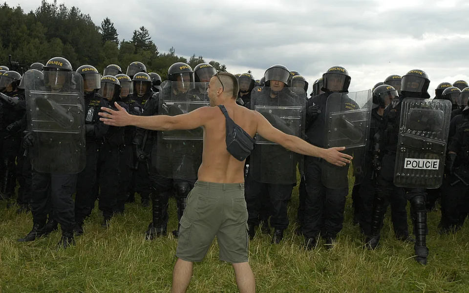 Před 15 lety policie brutálním zásahem ukončila legendární CzechTek 2005.