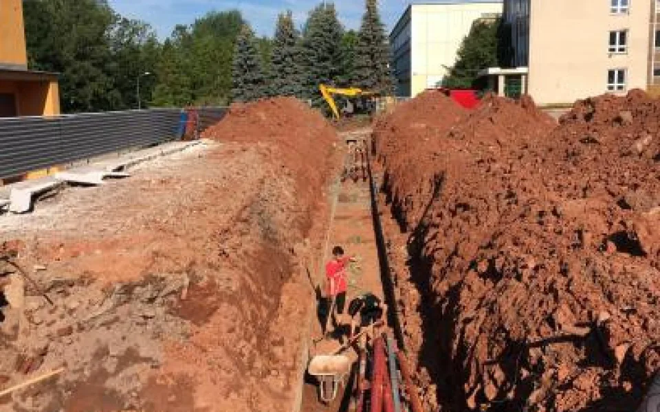 rekonstrukce atletického stadionu na Základní škole R. Frimla