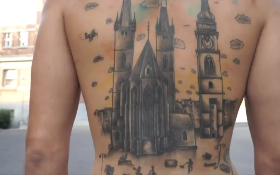 Johny Rum má na zádech vytetované Velké náměstí. Byl to tvůj nejlepší nápad, řekla jeho rodina