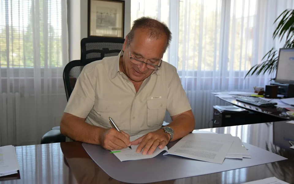 Primátor města Alexandr Hrabálek při podpisu smlouvy