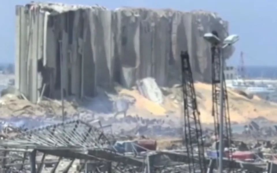 Silo poničené výbuchem v přístavu v Bejrútu