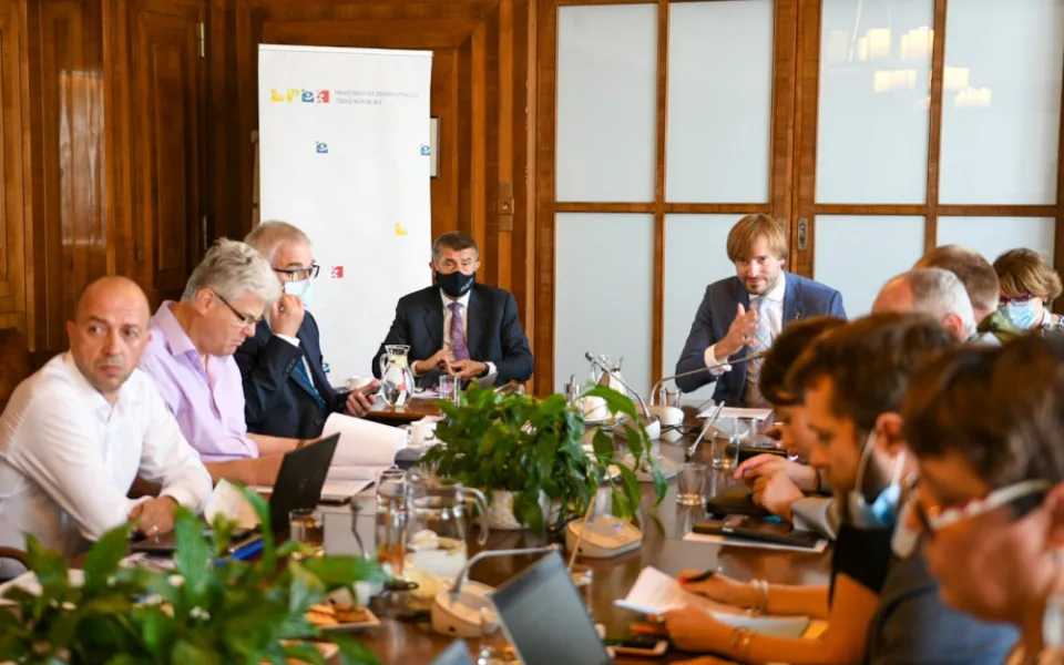 Ministerstvo zdravotnictví radí vyhýbat se barům a rozestupy na pláži. Vydalo doporučení