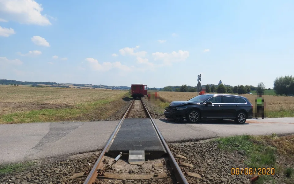 Střet osobního auta s osobním vlakem na přejezdu u Libošovic