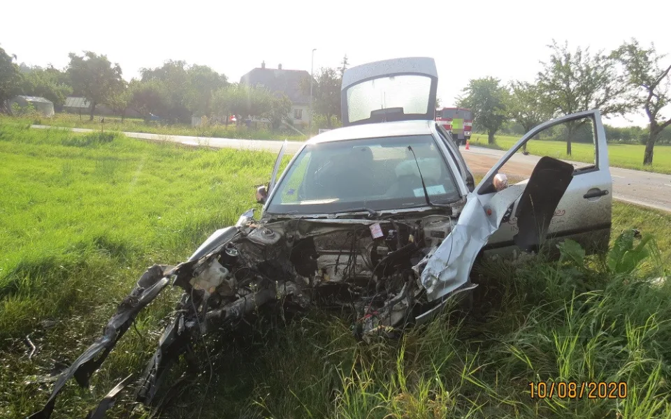 Po srážce vyletěl motor z auta 30 metrů daleko. K nehodě letěl vrtulník