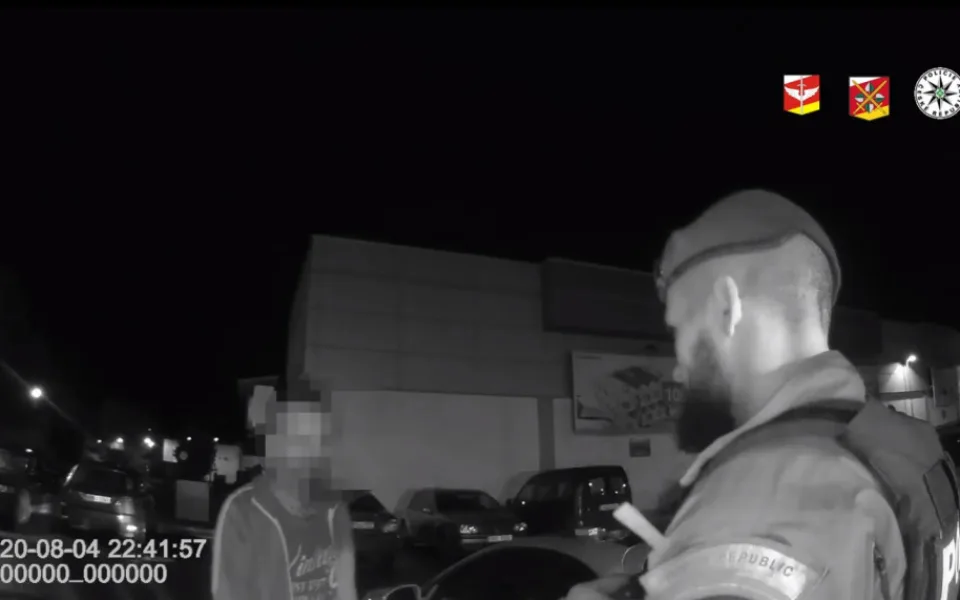 Opilý řidič bez papírů se přiznal ke třem pivům. Nadýchal skoro dvě promile