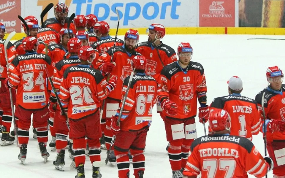 Hokejisté hradeckého Mountfieldu po včerejším derby v Pardubicích