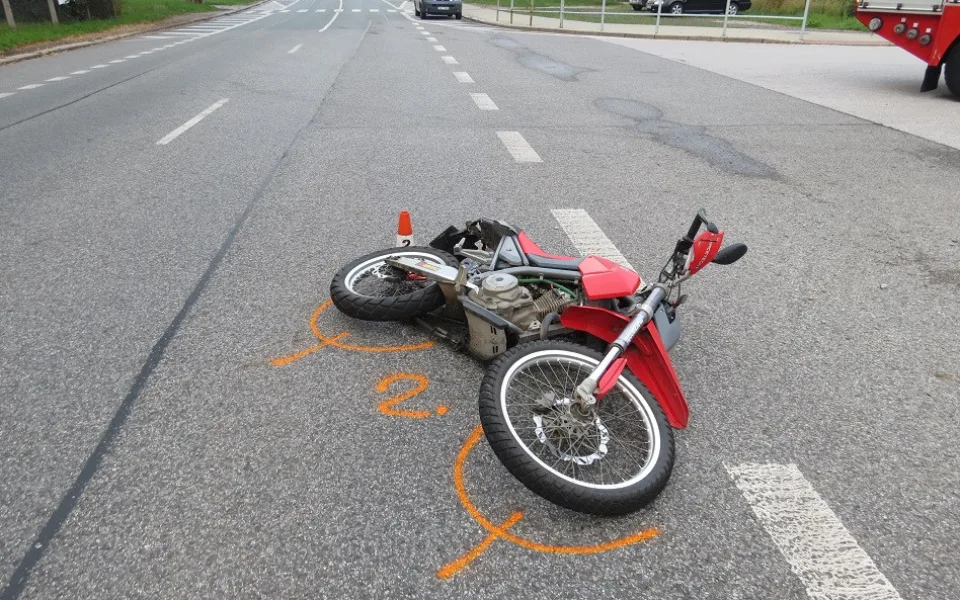 Havarovaný motocykl z dnešní nehody v Trutnově