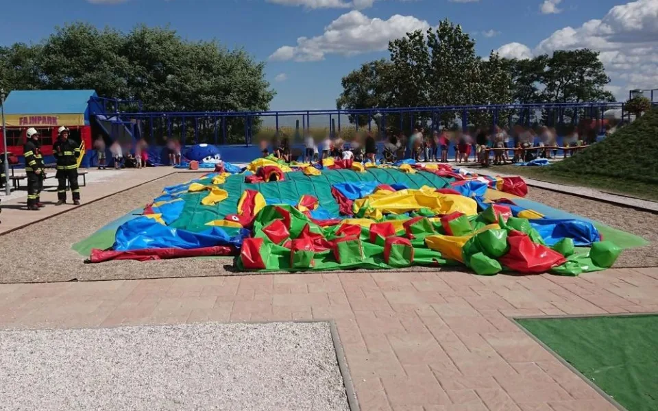 Vyfouknutý skákací hrad v zábavním  parku u Chlumce nad Cidlinou