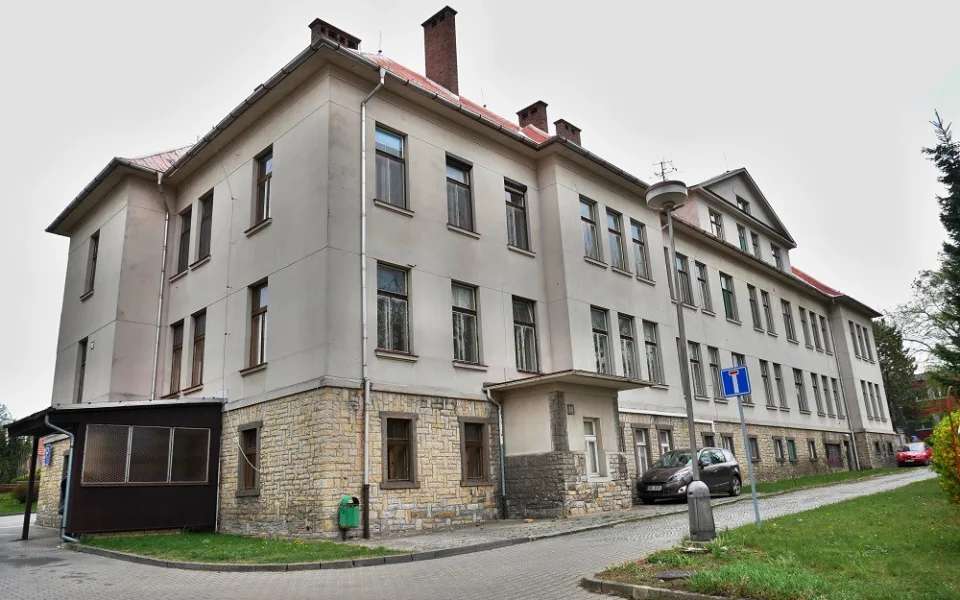Třípatrová nemocniční budova, která před lety sloužila jako chirurgie a porodnice