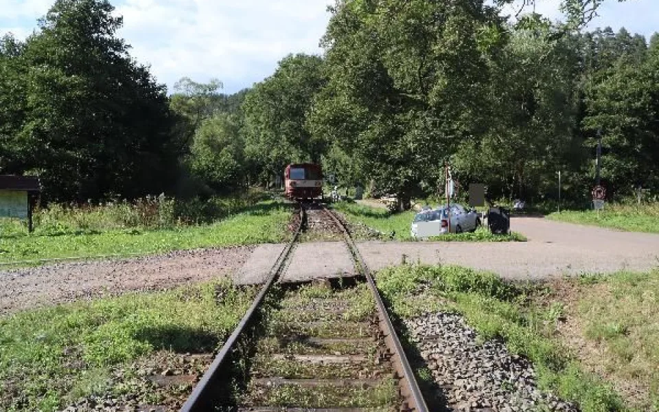 Následky srážky vlaku s osobním autem v Adršpachu