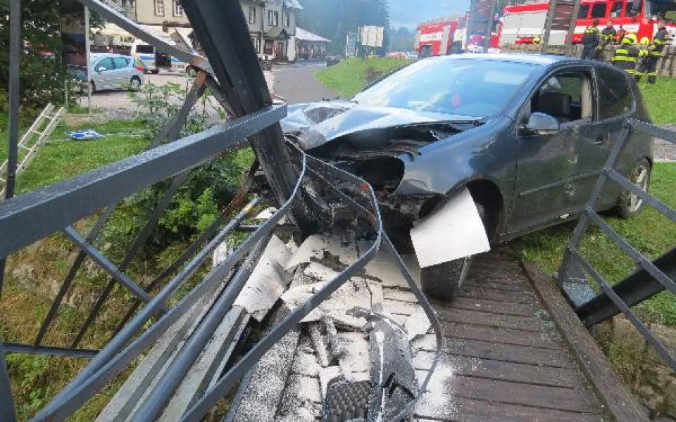 FOTO: Policie během víkendu chytla osm řidičů pod vlivem. Jedna z nich autem skončila na lávce pro pěší