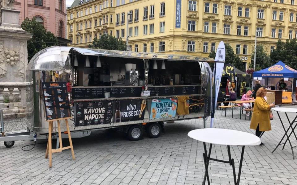 Do Hradce Králové míří druhý ročník Food Truck Festu. Kvůli koronaviru se málem nekonal