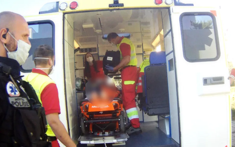 Záchranná služba se opozdila, první pomoc vzala do svých rukou sousedka. Zachránila tím ženě život