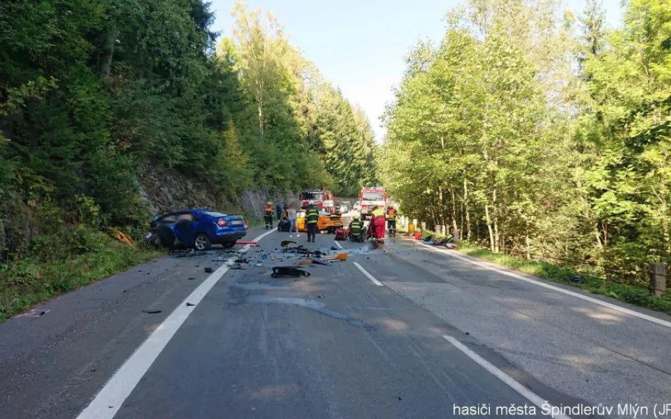 Řidič mustangu se před tragickou nehodou u Špindlerova Mlýna řítil rychlostí až 158 km/h