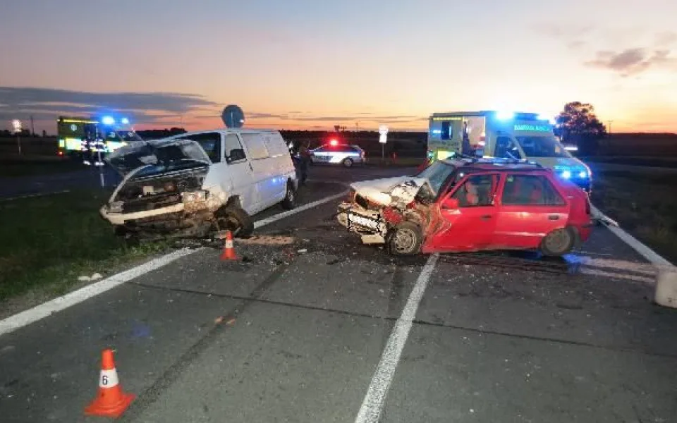 Čelní střet osobního auta s dodávkou v Černilově